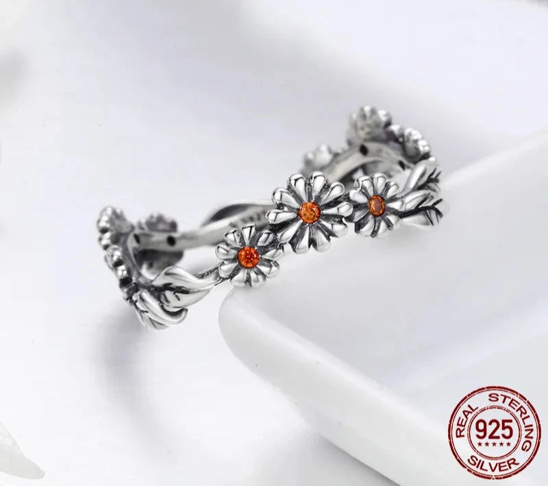 Three Twisted Daisy Flowers Ring