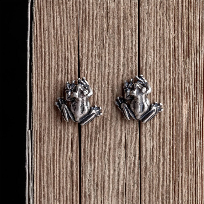 "Silver Ribbits" realistic frog earrings - Style's Bug