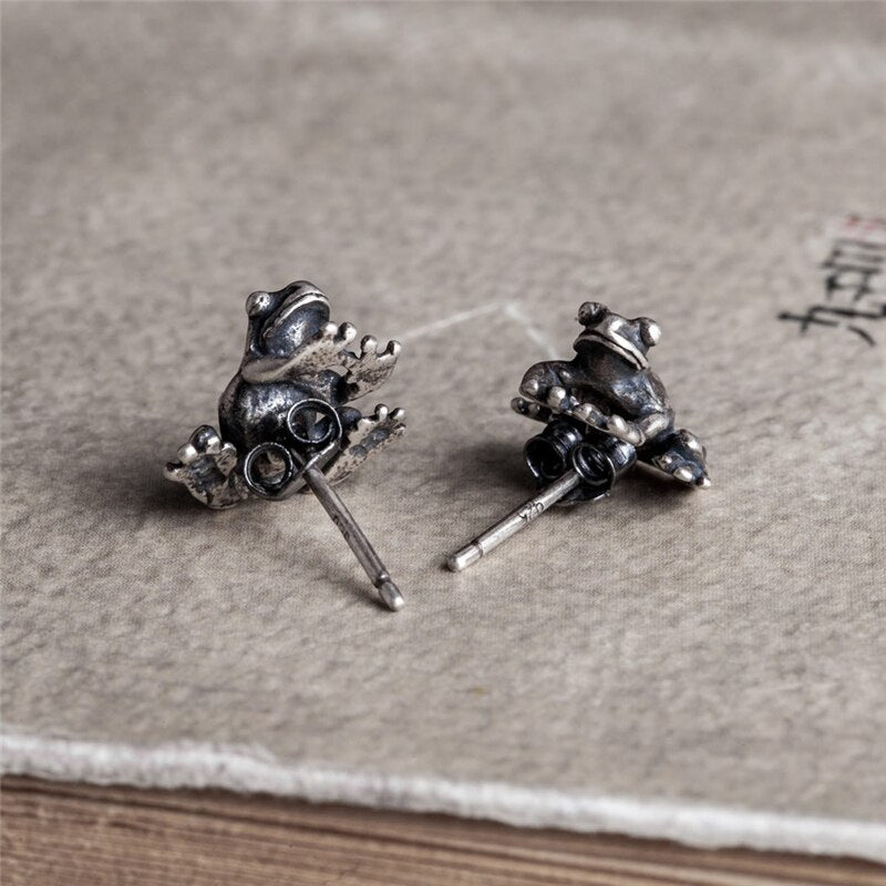 "Silver Ribbits" realistic frog earrings - Style's Bug