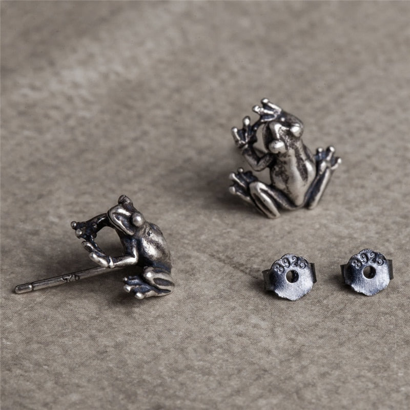 "Silver Ribbits" realistic frog earrings - Style's Bug