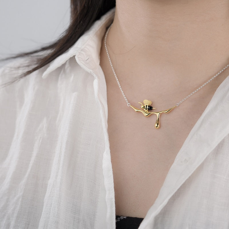 The Honey bee necklace - Style's Bug